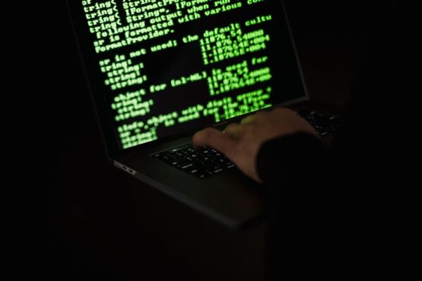 Adobe製品に最高レベルの脆弱性、緊急対応が必須