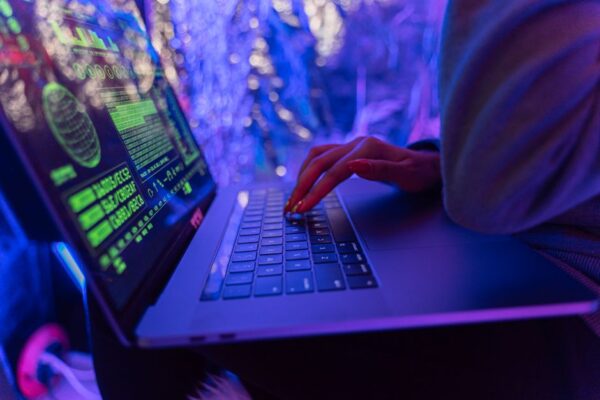 Adobe Commerceの重大な脆弱性、顧客アカウント乗っ取りのリスク